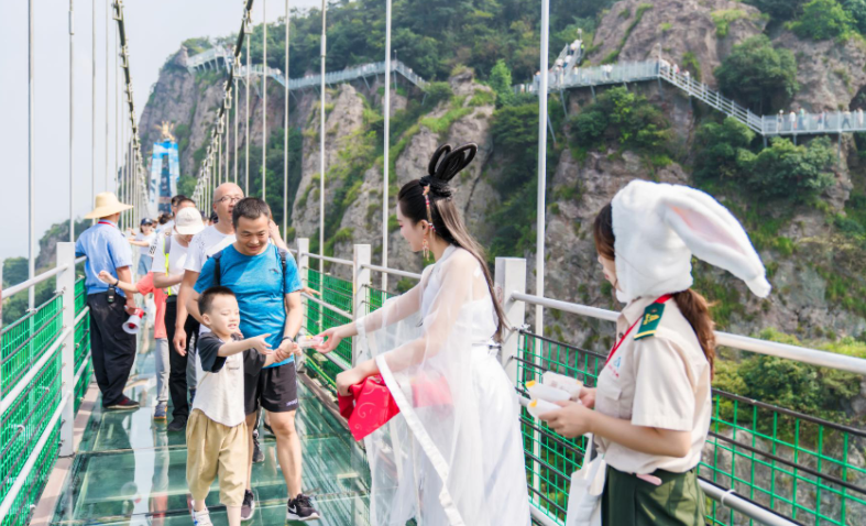 中秋福利100分！馬仁奇峰門票+住宿全免?。? /></a></div>
                    </li>
                                        <li>
                        <div   id=